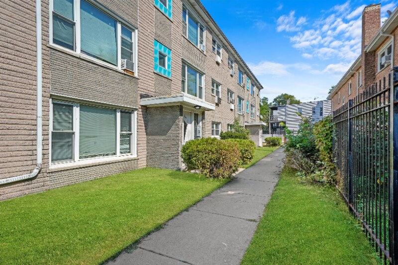 Foto principal - 8917 S Cottage Grove Ave