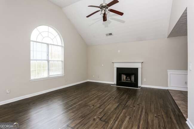 Building Photo - 680 Escalade Dr