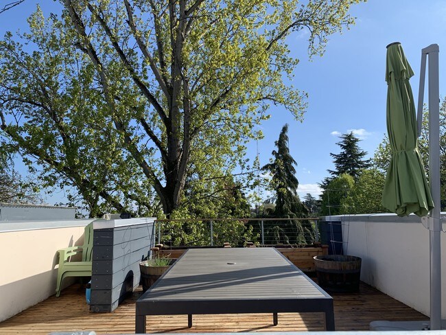 Rooftop - 418 19th Ave E