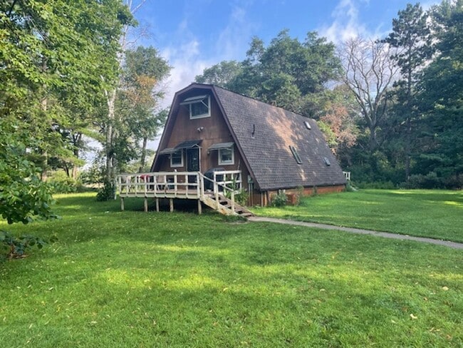 Building Photo - 2 Bedroom, 2 Bath, with Double Garage.