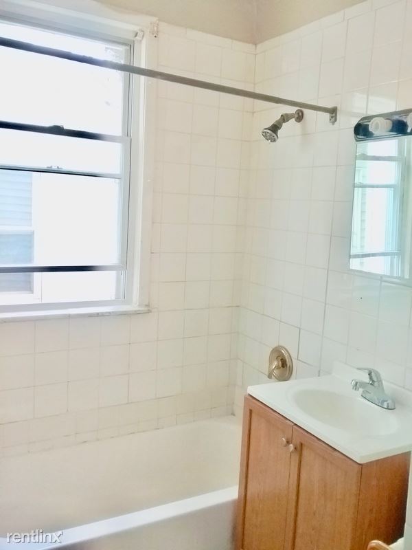 Building Photo - 3 br, 1 bath Townhome - 143 Mapes Ave