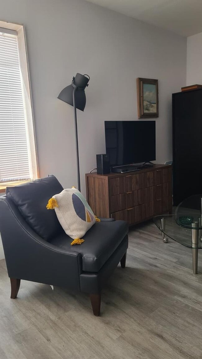 Foto del edificio - 3710 Collins Ave