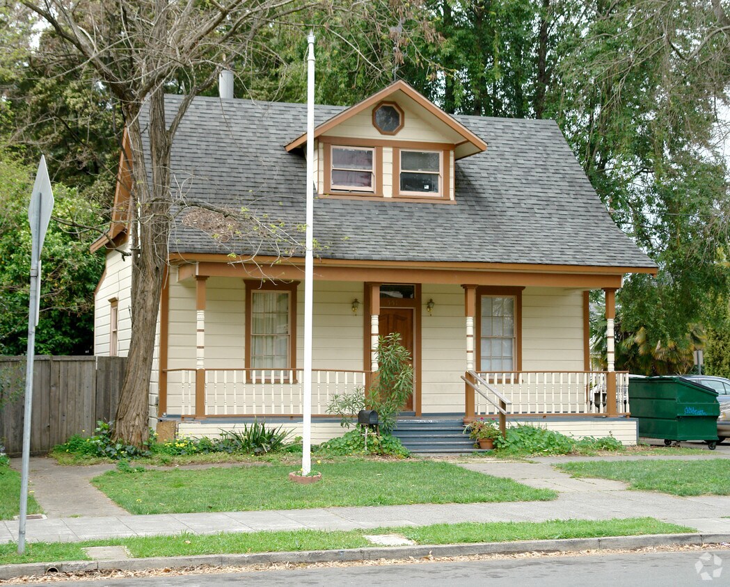 Primary Photo - 551 Humboldt St