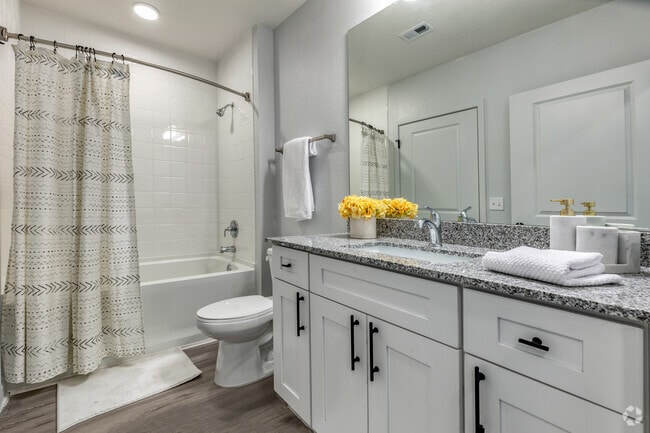 A1 - 1HAB, 1BA - 620 pies cuadrados - Baño principal - Lake Maggiore