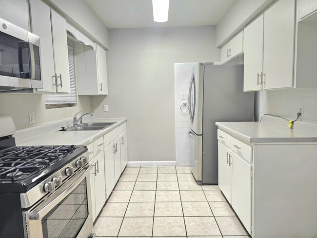 Building Photo - 516 N Roosevelt Ave