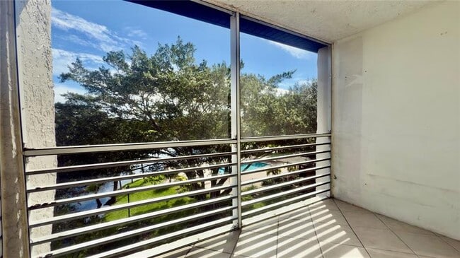 Foto del edificio - 9340 Lagoon Pl