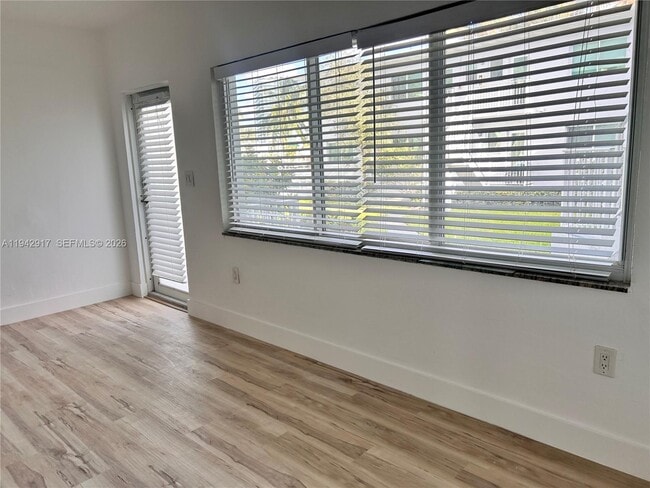 Foto del edificio - 7207 Bay Dr