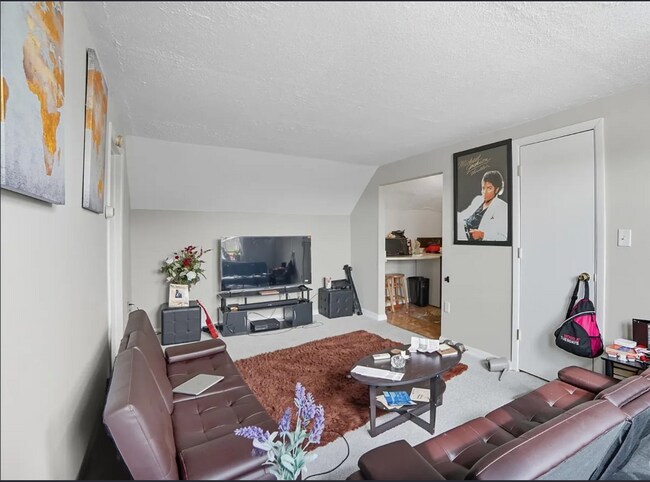 Foto del edificio - Bright 1-Bed in Prime Cincinnati Location – 875 Sq Ft, Water Included!