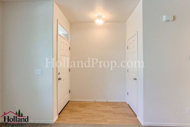 Foto del edificio - Spacious 3-Bedroom Home with High Ceilings...