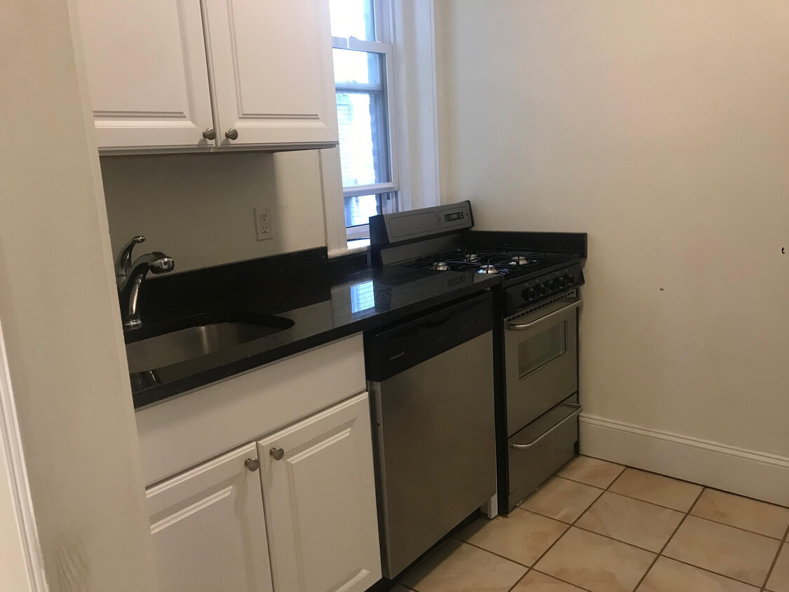 Foto principal - 74 Brainerd Rd