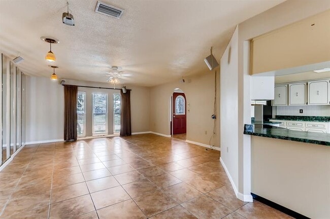 Building Photo - 527 Wayfarer Dr, Tarpon Springs, FL, 34689