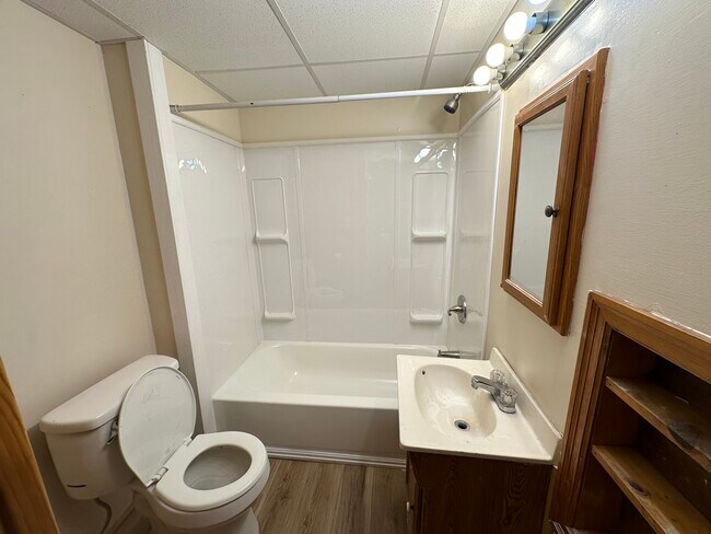 Baño y alrededores completamente renovados 11-10-2023 - 119 W Halley St