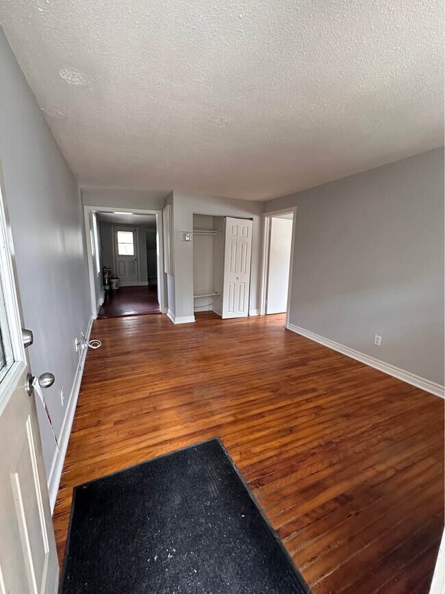 Photo du bâtiment - SPACIOUS 2-BEDROOM MAIN FLOOR APARTMENT