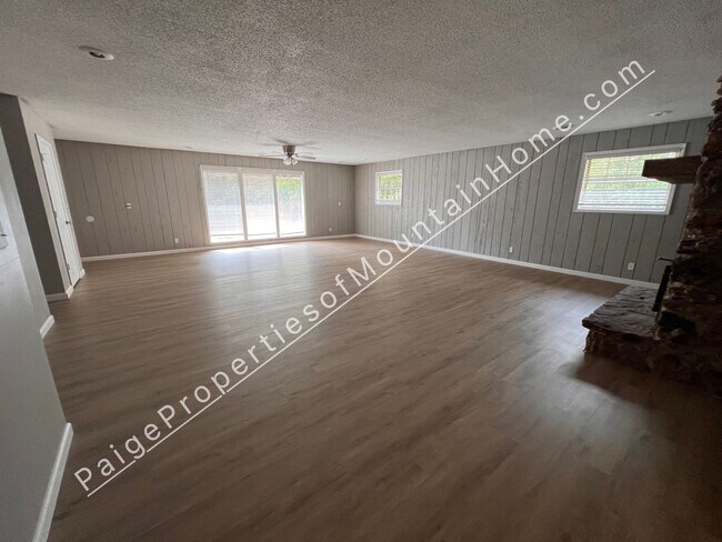 Building Photo - Midway Meadows #6**