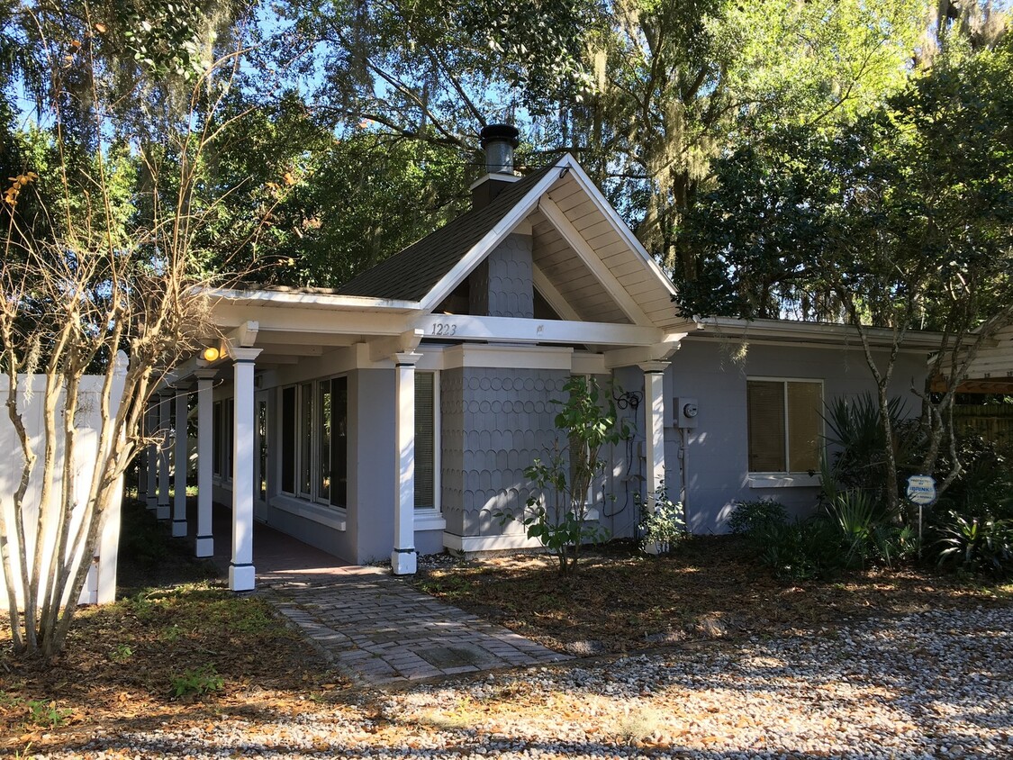 Primary Photo - 2/2 Home in College Park with lots of char...