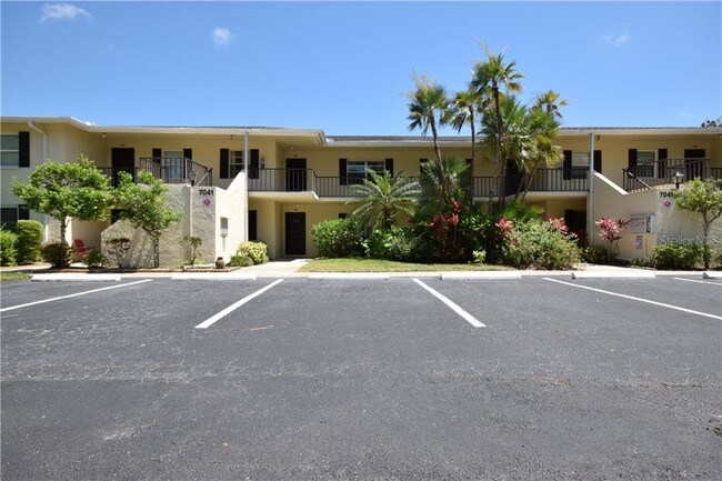 Building Photo - 7041 W Country Club Dr N
