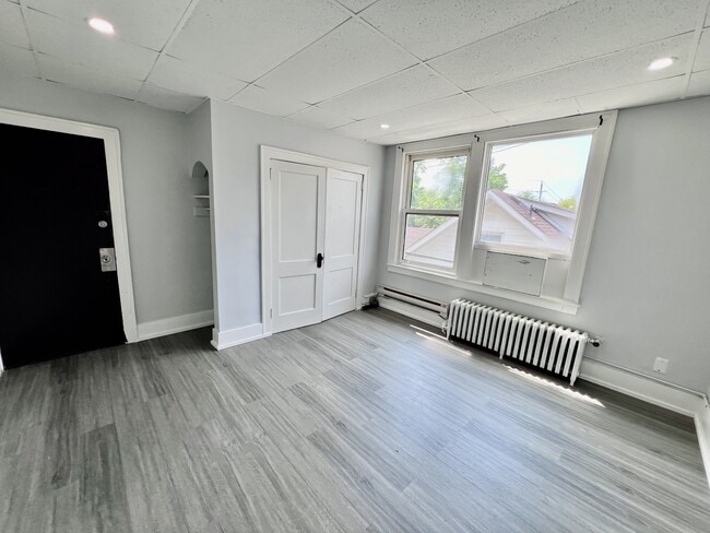 Building Photo - 1495 Gladstone Ave