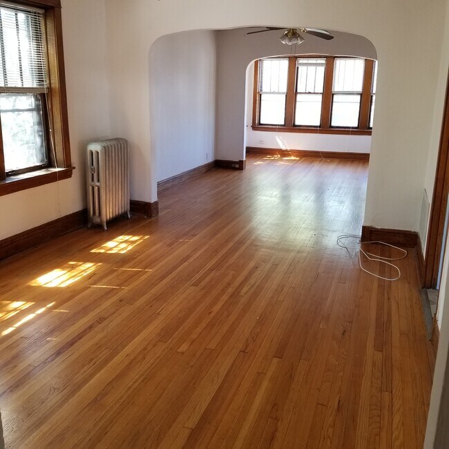 Living Room - 3605 N Oakley Ave