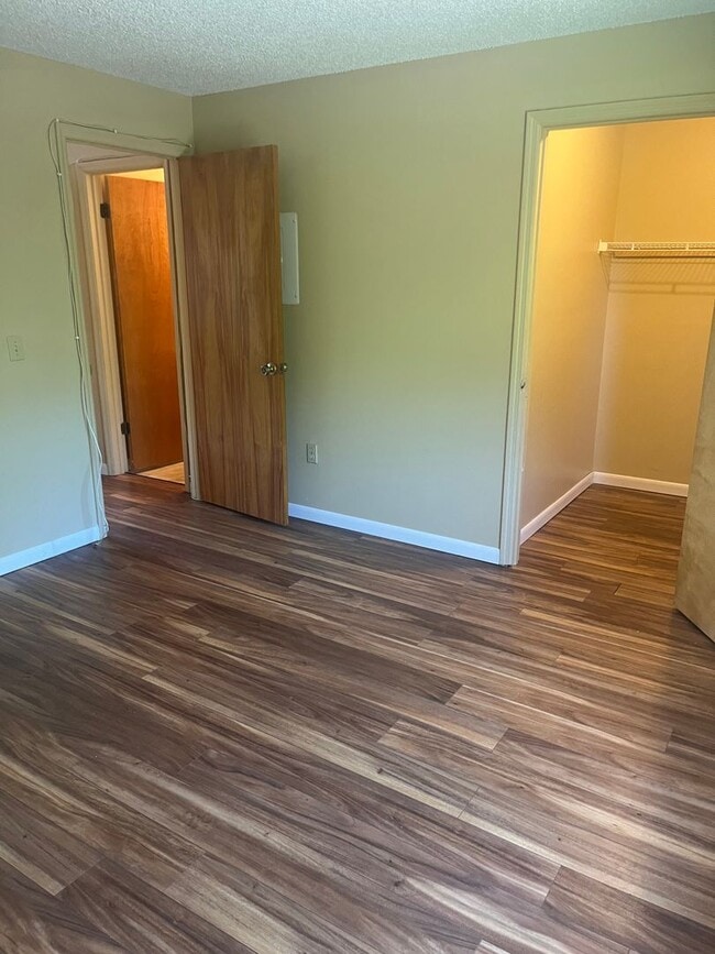 Building Photo - One bedroom 1 bath condo. Immaculate.