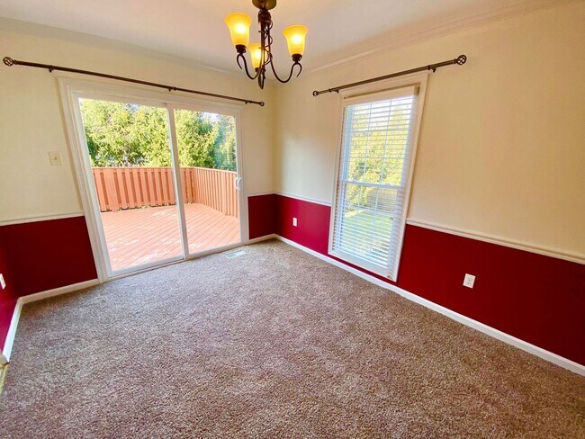 Building Photo - Stunning Three-Bed/3.5 Bath End-of-Group T...