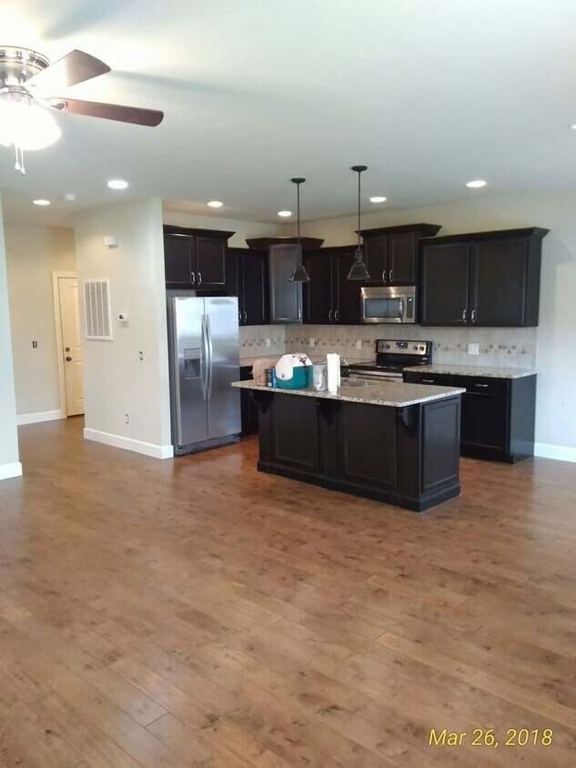Foto del edificio - 3 Bedroom 2.5 Bath Townhome with Garage for Rent in Cooper Sq Neighborhood