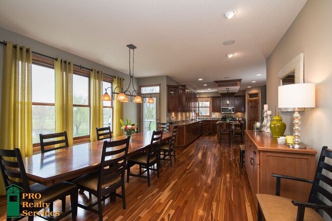 Building Photo - Stunning 8 bedroom, 4 bathroom home