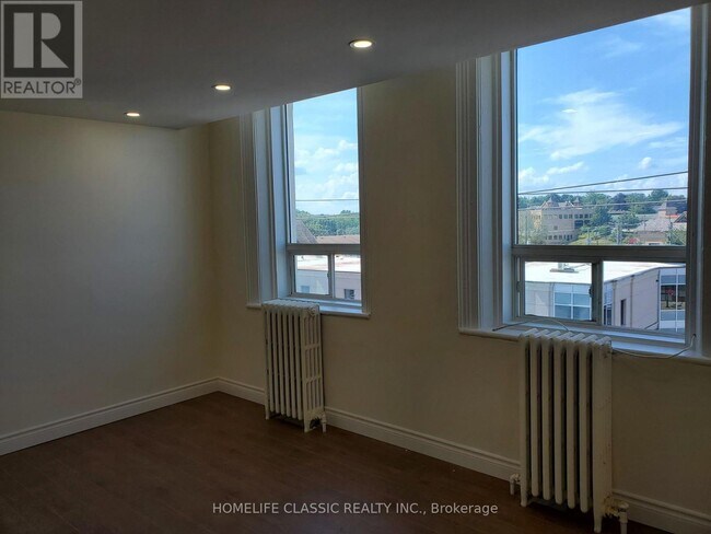 Photo du bâtiment - 5 Main St S