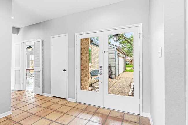 Building Photo - 1046 Apache Falls Dr