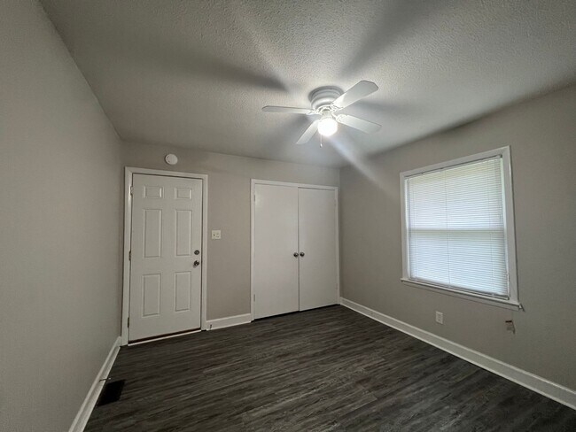 Building Photo - 1327 Odom Dr