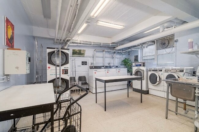 Building Photo - 3065 Sedgwick Ave