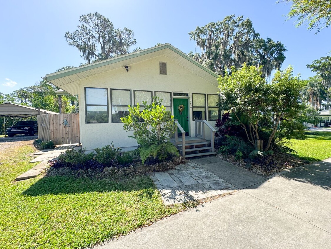 Primary Photo - Seasonal Lakefront Bungalow