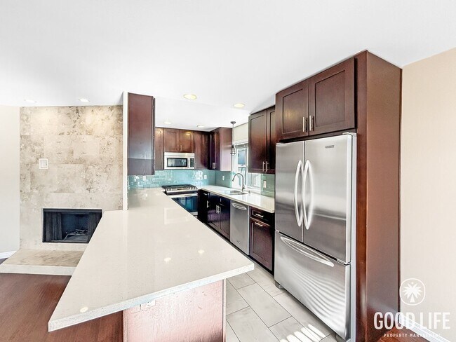 Foto del edificio - Beautiful 3B/2BA condo with Washer/Dryer & Large Backyard in Midway District!