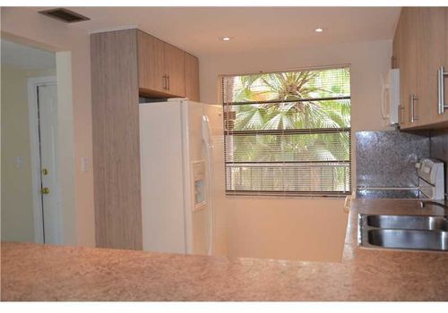 Building Photo - 450 Commodore Dr