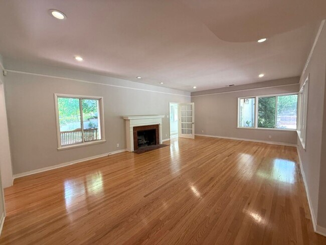 Foto del edificio - La Cañada Schools-  Family Home - Natural Hardwood, 2 car attached garage, Central A/C, New Appli...