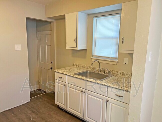 Building Photo - 1143 Hilltop Dr