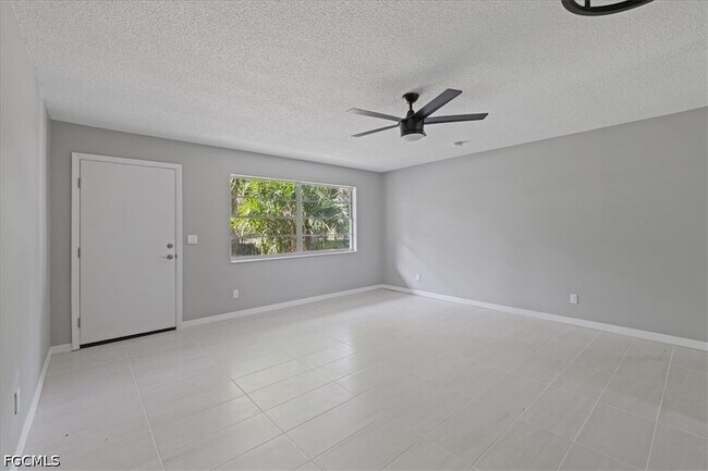 Foto del edificio - 3225 E Riverside Dr