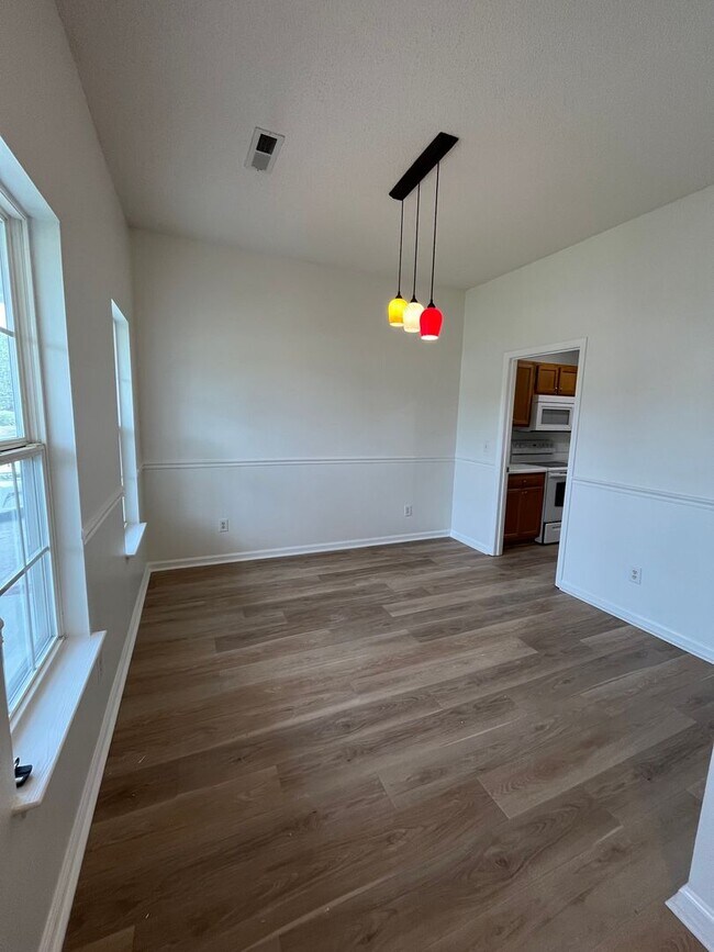 Building Photo - Discover this well-maintained 3-bedroom, 2-bath home in Carriage Hills