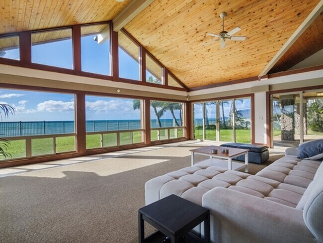 Foto del edificio - Konishiki Beachhouse: 4BR Beachfront Home w/ Pool