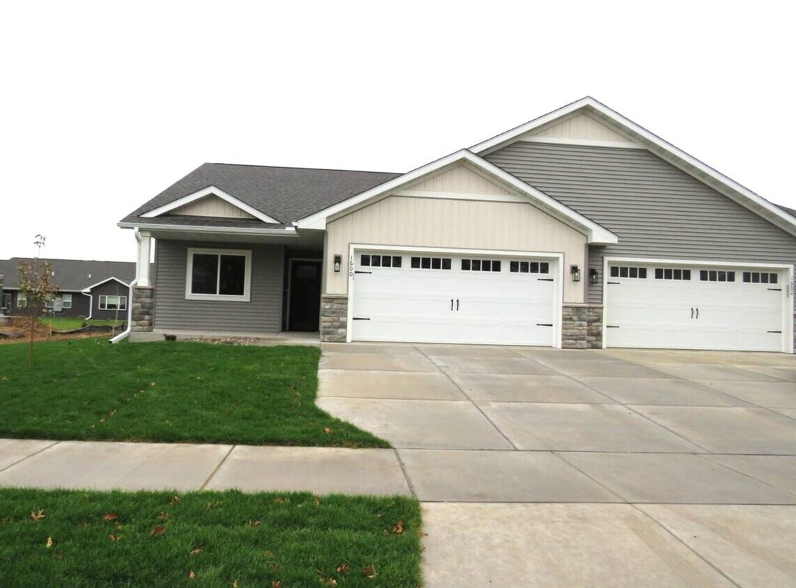2,600 2BD 2BA 1600 Kyler Street Availa... House Rental in Altoona, WI