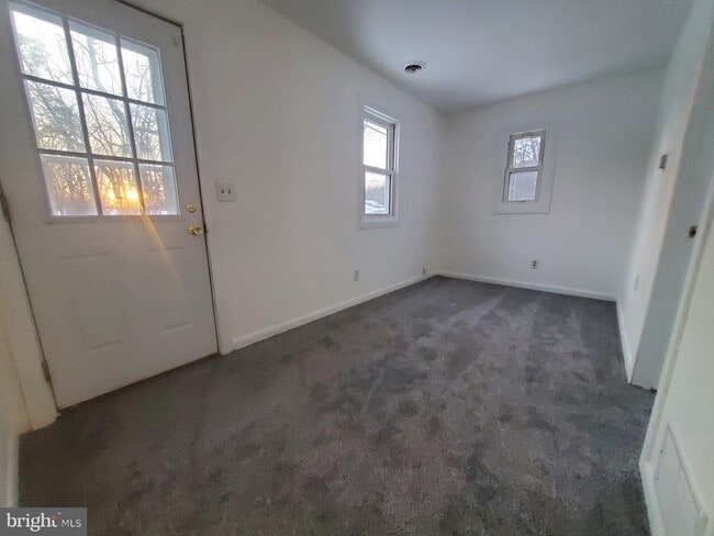 Building Photo - 72 Peony St