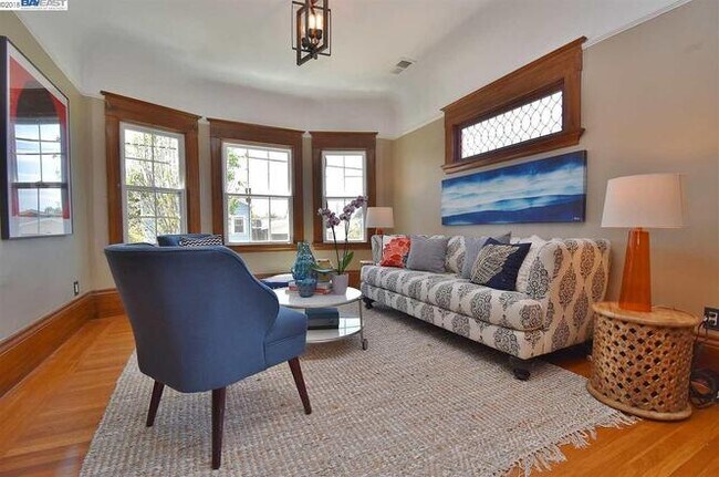 Living - 890 41st St