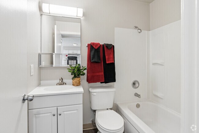 1 habitación, 1 baño - 672 pies cuadrados - Baño - Cougar Ridge Apartments