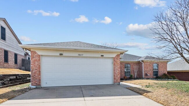 Building Photo - 3 Bedroom 2 Bathroom Home in Benbrook!
