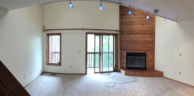 Building Photo - Beautiful Tri-Level Townhome in Goldrun!