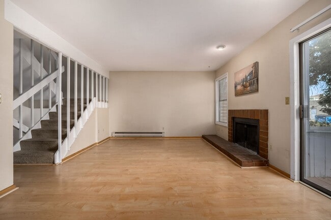 Building Photo - Friendly Neighborhood. Centrally located, ...