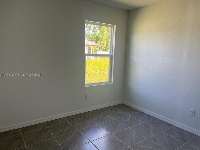 Foto del edificio - 434 SW Tulip Blvd