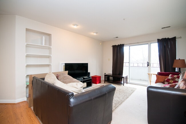Building Photo - 3309 Sir Thomas Dr