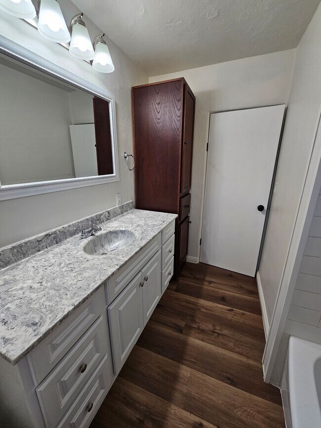 Building Photo - 3 bedroom, 2 bathroom house with mother-in...