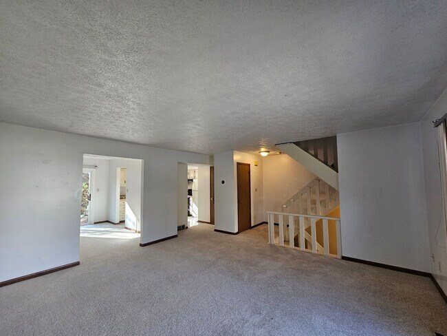 Foto del edificio - 2 Bedroom, 1 Bathroom Townhome - Available...