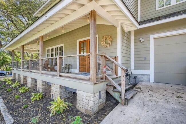 Building Photo - 2907 Edgewater Dr